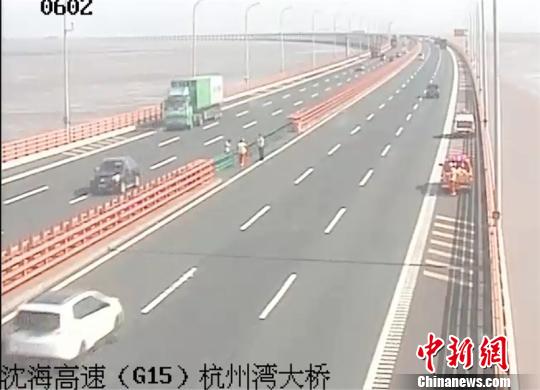 图为宁波高速交警将张某带离 宁波高速交警供图 摄