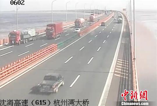 图为半挂货车在车流密集的高速上停车 宁波高速交警供图 摄