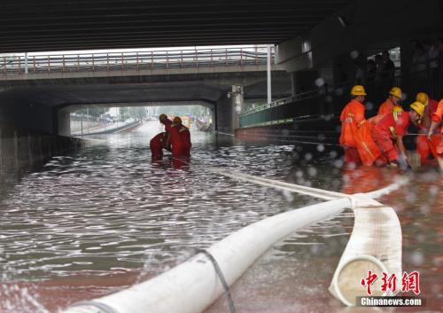 7月16日,受北京暴雨影响,昌平回龙观地区部分路口、路段出现不同程度积水。中新社记者 贾天勇 摄