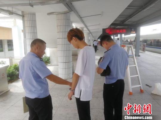 靠传播淫秽物品牟利一在逃人员东莞落网