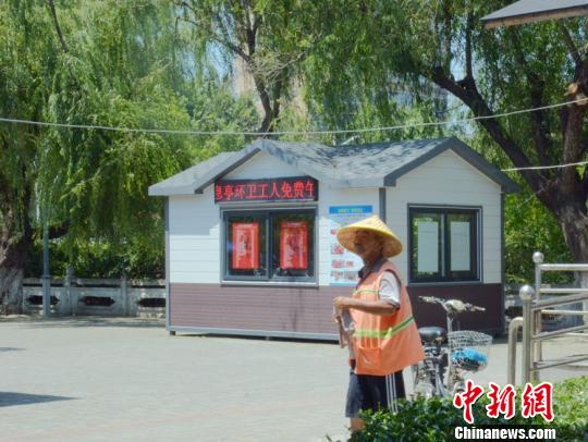 一环卫工来到环卫工人休息厅免费午餐点。这样的就餐点往往要设置在公厕附近,方便用水。 朱志庚 摄