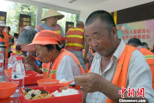 曾受质疑在作秀江苏睢宁环卫工免费午餐已满周年