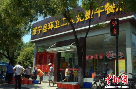 废弃的楼盘售楼大厅,被改造成环卫工人免费午餐点。 朱志庚 摄