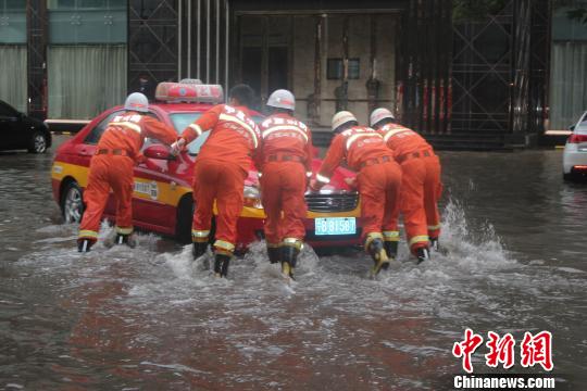 消防官兵救援被困车辆。 石嘴山消防部队 摄