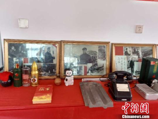 展厅内的红色展品琳琅满目。 王小玲 摄