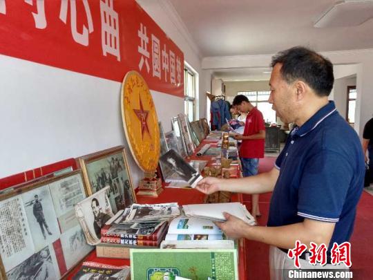 图为杜海龙在整理展品。 王小玲 摄