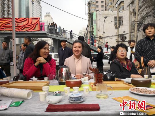 2018年3月16日,兰州七里河区就业服务局举办了2018年“春风行动”暨就业扶贫大型招聘会。图为招聘会现场,一家茶艺培训学校现场展示茶文化,市民体验品茶。(资料图) 杨娜 摄