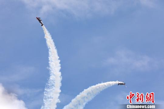 图为特技飞行表演队在空中进行飞行表演。 贺俊怡 摄