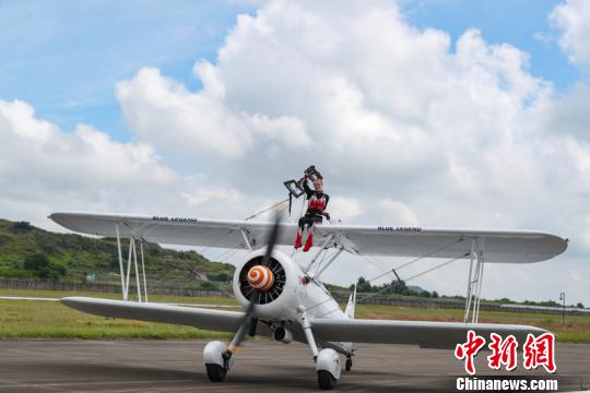 图为特技飞行表演队在空中进行飞行表演。 贺俊怡 摄