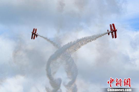 图为特技飞行表演队在空中进行飞行表演。 贺俊怡 摄