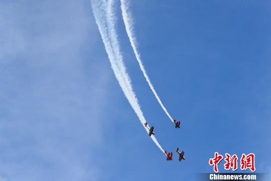 图为特技飞行表演队在空中进行飞行表演。 贺俊怡 摄