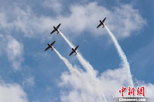 贵州安顺飞行大会开幕中外特技飞行表演队“同台炫技”