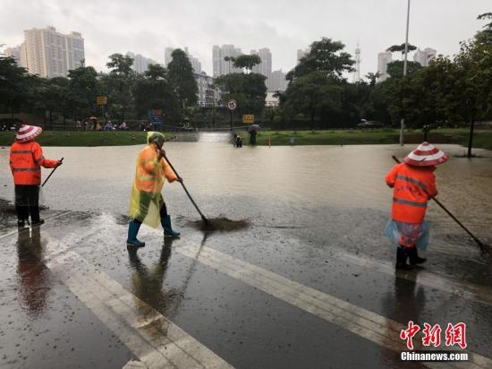 资料图:城市下雨。 宋延康 摄