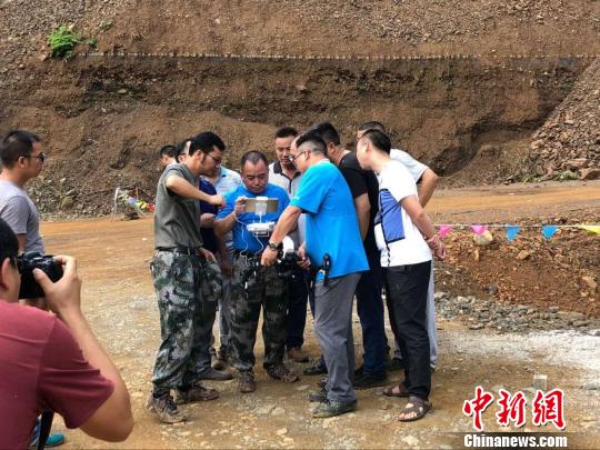 图为富宁县委副书记、县长陆勇用无人机查看堰塞湖情况。富宁县委宣传部提供