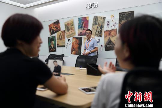 团队里的“吻戏鉴定师”们打印出角度各异的“接吻”画面贴在墙上,一群人激烈讨论到底怎么才算“接吻”。供图