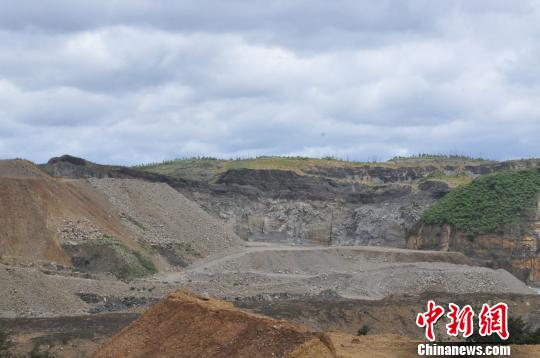 图为因非法采矿被破坏的生态环境。 昆明市公安局供图 摄