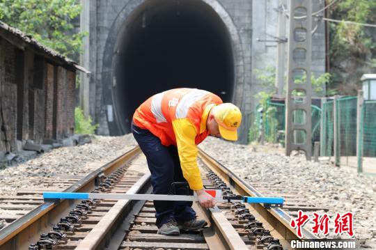 脚踩50℃钢轨作业的铁路“护桥人”