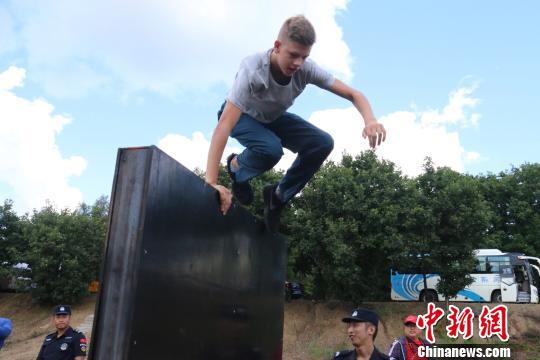 中俄青少年军事体验营活动现场 孙美玲 摄