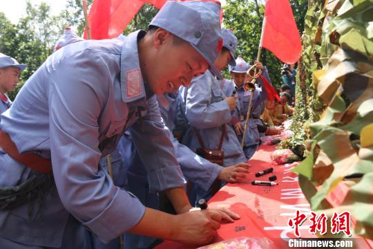 中俄青少年军事体验营活动现场 孙美玲 摄