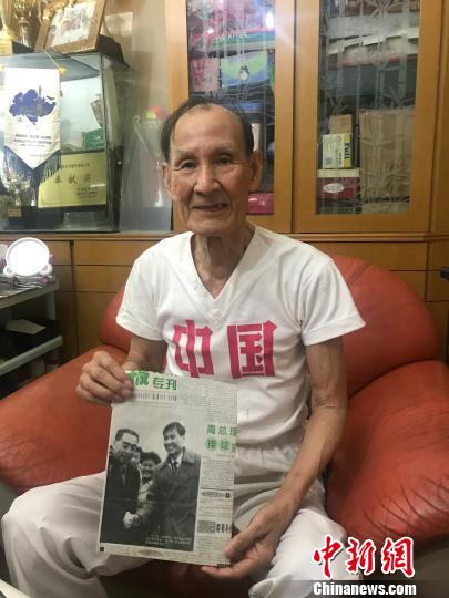 冯正海手持当年周总理接见报道材料 宁远摄 摄