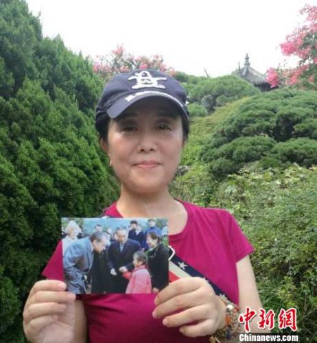 胡宁芳手持当年与周总理偶遇照片 宁远摄 摄