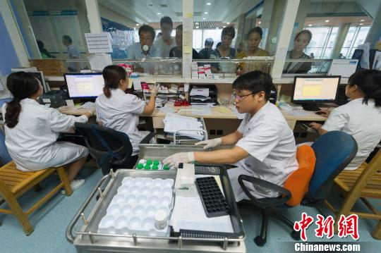 病理科医生:细小切片中把握患者生死