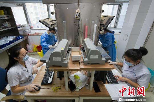 多数取材室的医技人员刚上岗时都会有生理反应,连续多天吃不下饭是常事。 韦亮 摄