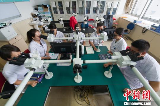 遇到疑难病例,各科医生进行会诊。 韦亮 摄