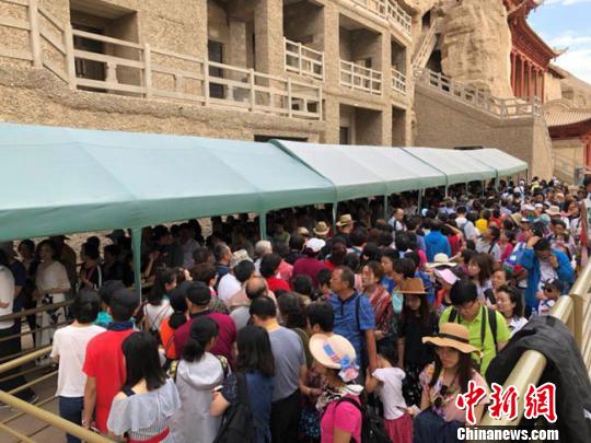 敦煌莫高窟应对客流“洪峰”保文物游客安全