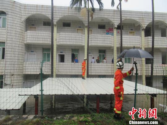 福建泉州连降暴雨引内涝消防官兵营救转移百余人