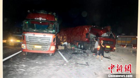 京昆高速河北曲阳段连发3起交通事故致4人死亡