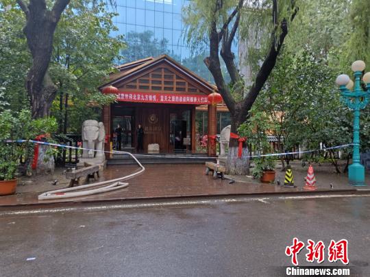 起火酒店。 解培华 摄