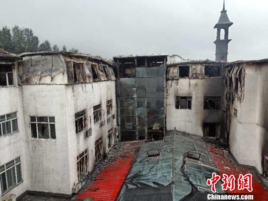 起火现场。 解培华 摄