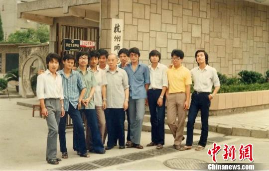 1987年夏,马云与杭师大外语系同学及教授在该校文一路校区合影。杭师大提供