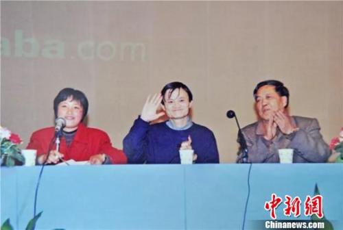 2000年3月,杭电聘请马云为兼职教授。杭电提供