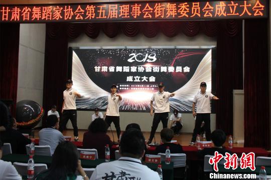 甘肃街舞“碰撞”敦煌壁画与崆峒武术演绎本土元素