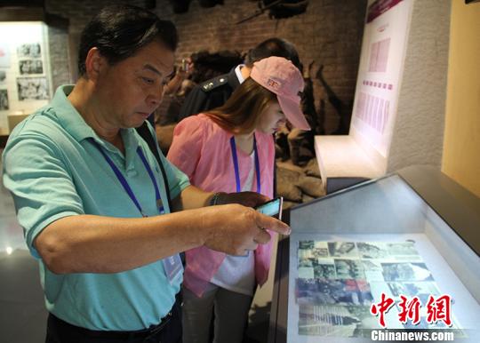 海外华文媒体负责人在三五九旅屯垦纪念馆拍照采访。 戚亚平 摄