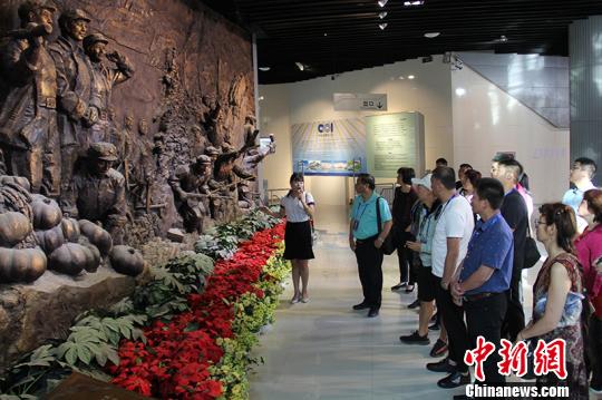 海外华文媒体走进三五九旅屯垦纪念馆:“老军垦的事迹让人感动”