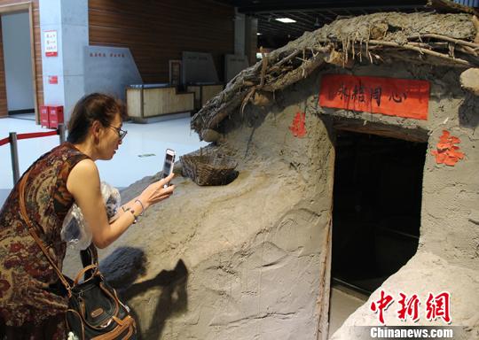 海外华文媒体负责人拍摄老军垦曾经的婚房——“地窝子”。 戚亚平 摄