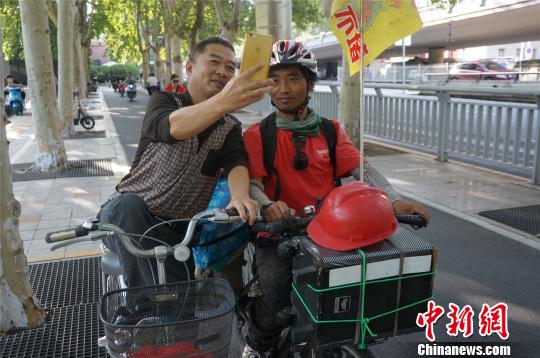 刘成义的环保行动得到郑州市民的认可,邀请他自拍留念。 韩章云 摄