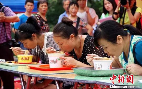 竞吃比赛 星湖 摄