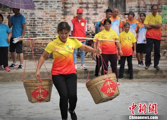 挑谷比赛 龙许 摄