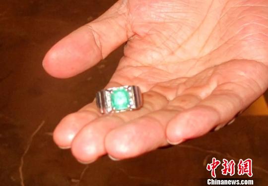 图为:邬先生失而复得的戒指。 海宁观潮派出所供图 摄