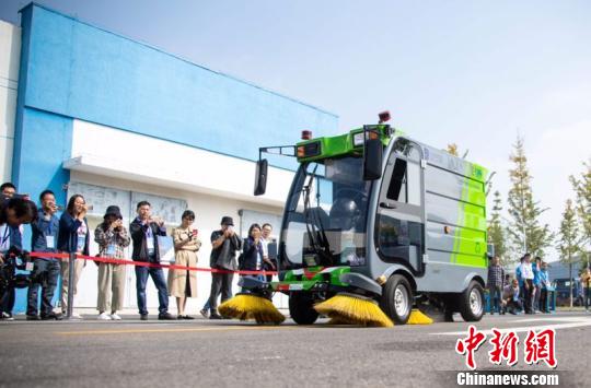 无人驾驶系列环卫作业车辆亮相。 北京环卫集团提供 摄