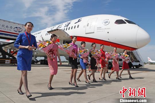 成功首航的乘务员们行走在停机坪上。 殷立勤 摄