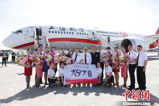 全体机组人员合影。 殷立勤 摄