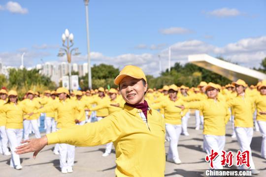 图为万人广场舞展演现场。 郝少杰 摄