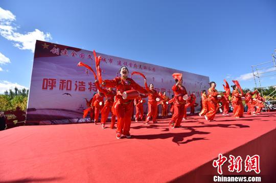 图为民间乌兰牧骑带来喜庆欢乐的《健身腰鼓》。 郝少杰 摄