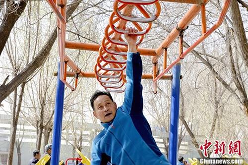 3月27日,青海省政府新闻办召开新闻发布会,发布该省2018年民生实事工程,涉及教育、就业、健康、养老、安居等八大类,共需财政资金286亿元。其中,幸福养老方面,提出在省会西宁打造居家和社区养老服务国家级试点。图为西宁老年人用社区健身器材锻炼身体。 中新社记者 张添福 摄