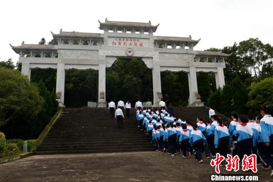 四川巴中2000余人在红军烈士陵园向先烈敬献鲜花